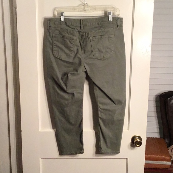 Split Hem Capris. - Picture 2 of 2